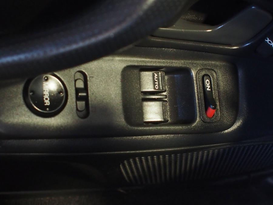 Детали интерьера Honda S2000 (AP1) 2000 года  (фото 63 из 131)